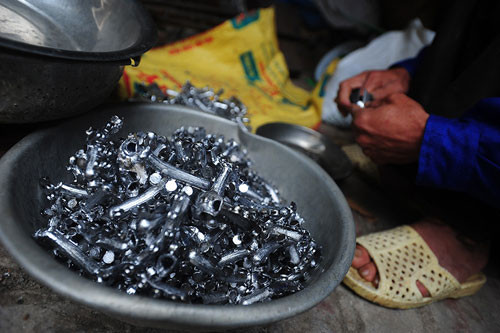 Đất tại hộ gia đình và đất vườn trong làng có hàm lượng chì cao hơn 10-16 lần giới hạn cho phép của kim loại nặng trong đất.