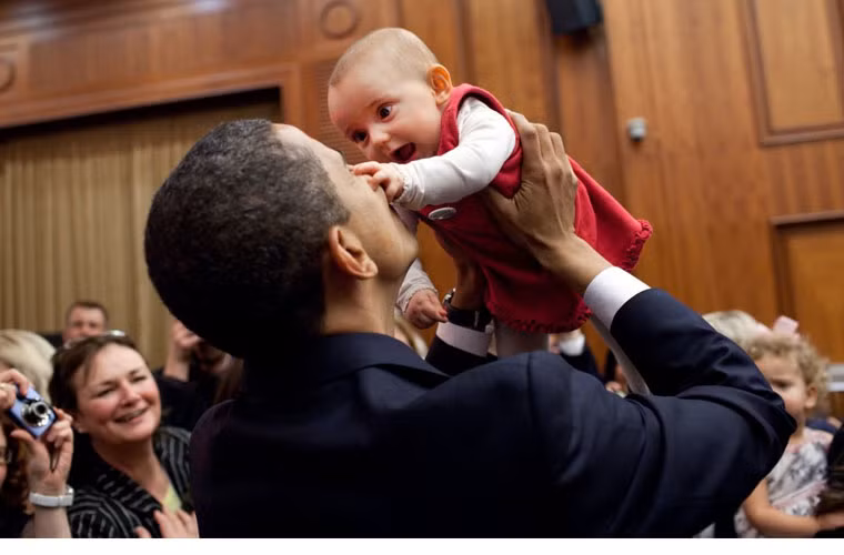 Tổng thống Mỹ nhấc bổng em bé nhỏ tuổi nhất trong chuyến thăm tới Séc năm 2009.