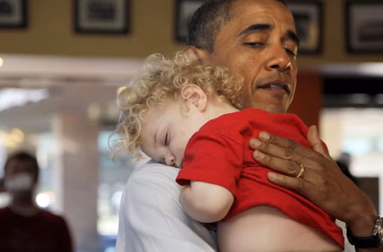 Bé gái ở Iowa ngủ gục trên vai ông chủ Nhà Trắng.