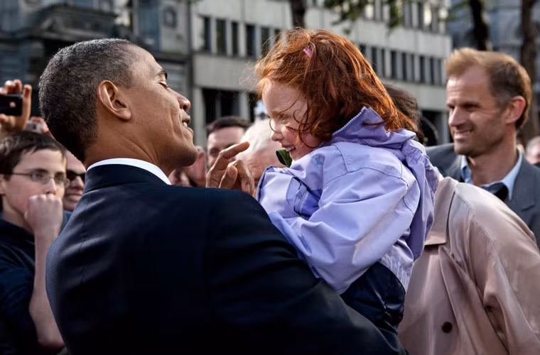 Hình ảnh ông Obama bên các em nhỏ trong chuyến công du của ông tới Ireland năm 2011.