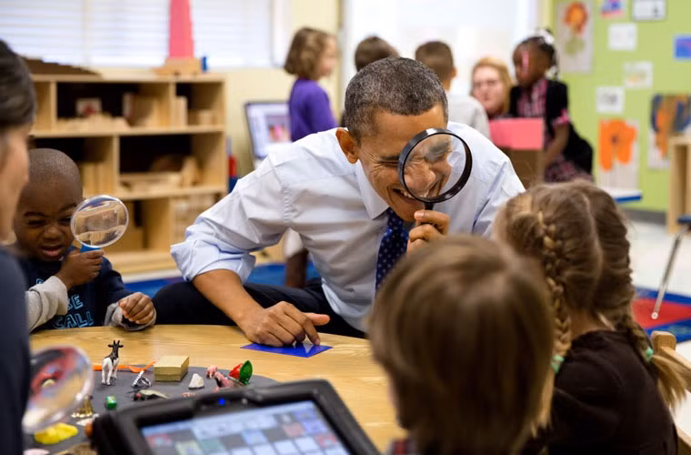 Một hành động vui nhộn của ông Obama khi tới thăm lớp học ở Georgia.