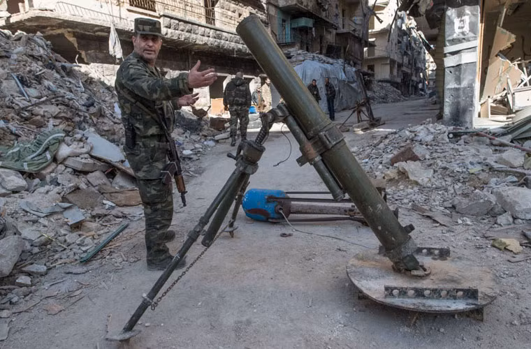 Súng cối xuất hiện giữa con đường ở Aleppo.