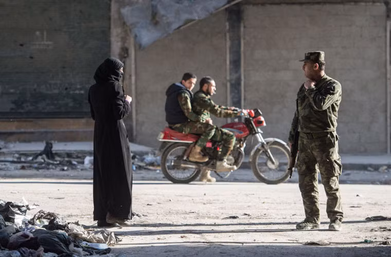 Người dân sinh sống nơi đây phải học cách sống sót trong điều kiện không điện nước và thường xuyên hứng chịu các trận bắn phá của khủng bố.