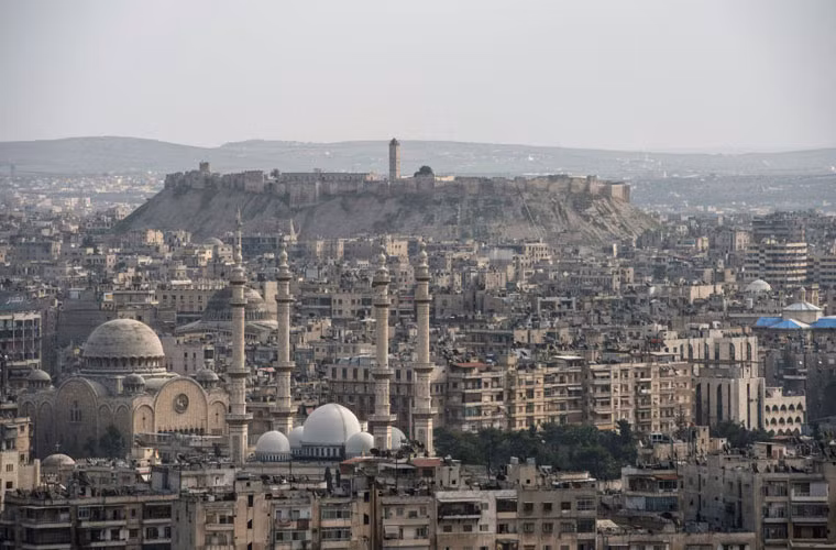 Người phóng viên Nga đã ghi lại các hình ảnh tàn khốc ở thành phố lớn nhất Syria trong điều kiện hàng loạt viên đạn từ các bên bay vèo vèo ở khắp các con phố. Quân chính phủ Syria vừa giành được 2/3 Aleppo trong khi phần còn lại của thành phố này hiện nằm trong tay những tên khủng bố.