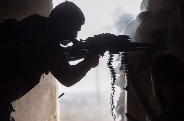 Khác với Damascus, các chiến binh Hồi giáo ở Aleppo không bị quân chính phủ bao vây. Chúng nắm giữ các quận huyện cho phép chúng mở đường tiếp tế tới các ngoại ô phía tây và phía bắc. Ảnh: Một binh sỹ Syria đang bắn súng trung liên từ trong một công sự giữa vùng dân cư Aleppo.