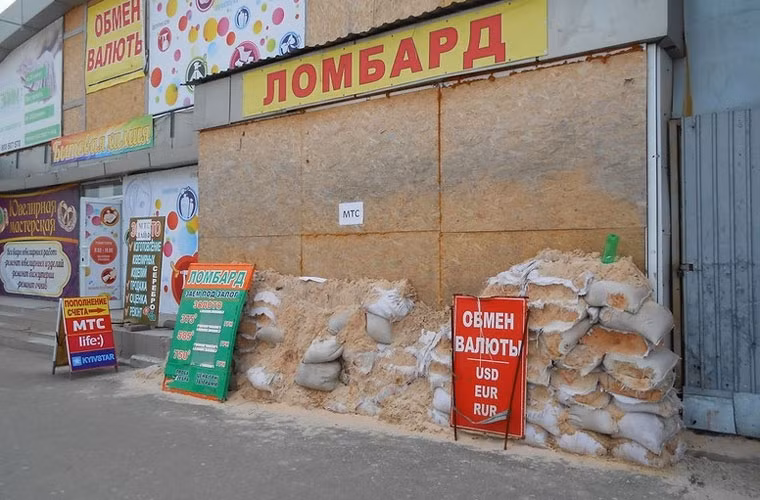 Cửa hiệu cầm đồ kiêm bán ngoại tệ ở DPR. Nhìn chung, theo vị khách Nga, cuộc sống thường nhật đang tiếp diễn nơi đây nhưng với một nhịp độ chậm rãi hơn so với thời trước cuộc xung đột.