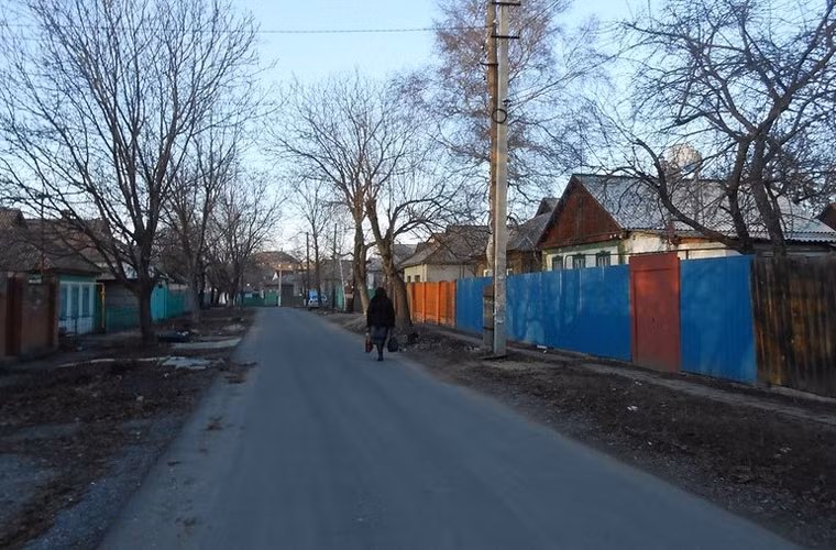 Con đường chính vắng bóng người dân ở một làng quê ngoại ô Donetsk.