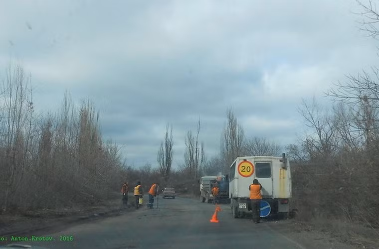 Con đường chạy gần biên giới giữa DPR và Ukraine đang được tu sửa trong thời gian này.