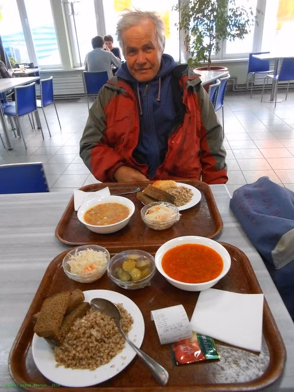 Còn đây là bữa ăn tối của người du khách Krotov tại vùng đất trải qua chiến sự DPR. Theo lời kể, bữa này tốn của anh chưa tới 100 Rúp Nga (chừng 1,5 USD).