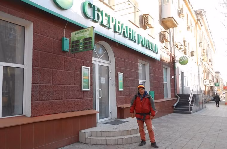 Văn phòng ngân hàng Nga SberBank đóng cửa. Hầu hết các ngân hàng đều ngừng hoạt động ở DPR.