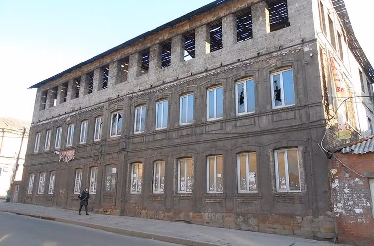 Ngôi nhà nằm bên đường cũng vắng bóng người.