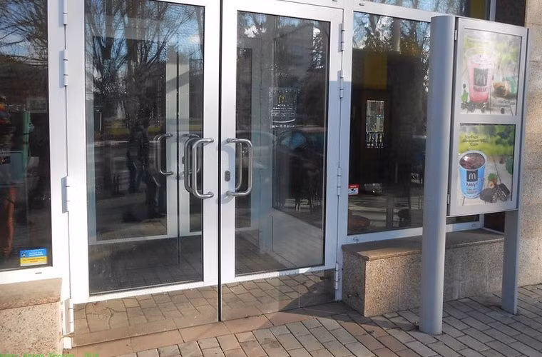 Đây là những gì còn sót lại bên trong cửa hàng bán đồ ăn nhanh McDonalds ở DPR.