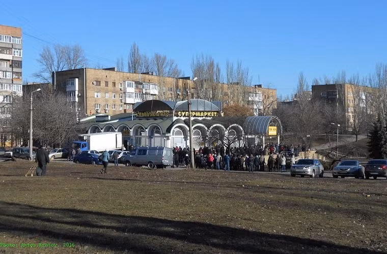 Dòng người xếp hàng chờ nhận đồ cứu trợ từ đại gia địa phương Rinat Akhmetov.