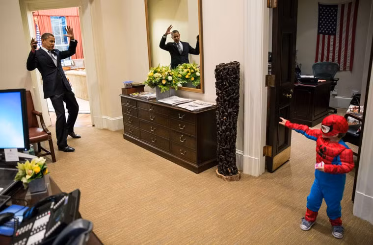 Ông Obama bất ngờ khi trông thấy "người nhện" nhí.