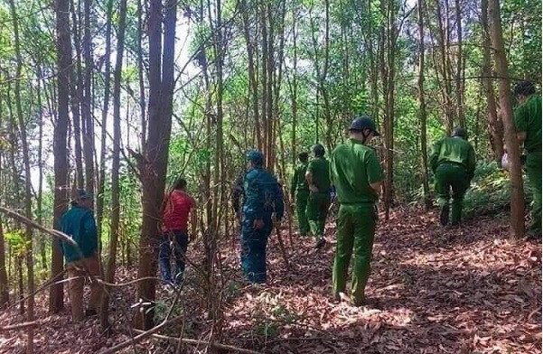 Hang tram canh sat bao vay ke khong che nu tai xe taxi o Hai Phong