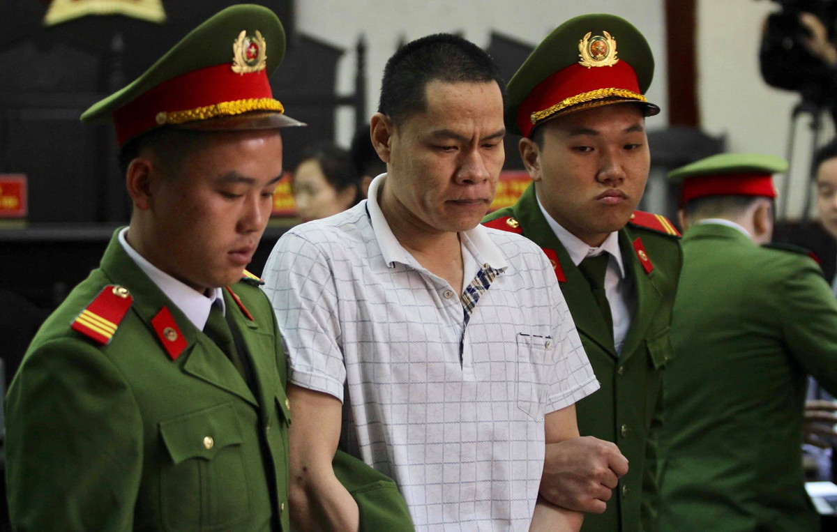 Cụ thể, trong thời gian bị bắt tạm giam để điều tra vụ án Giết người, hiếp dâm, cướp tài sản của nữ sinh giao gà, ngày 26/3/2019, hai đối tượng Bùi Văn Công (SN 1975) và Phạm Văn Nhiệm (SN 1976), cùng trú tại xã Thanh Nưa, huyện Điện Biên đã có đơn tố giác tội phạm gửi tới cơ quan CSĐT Công an tỉnh Điện Biên với nội dung: Vì Thị Thu ở đội 5 (xã Thanh Yên, huyện Điện Biên, tỉnh Điện Biên) bán cho Nhiệm 4 viên Methamphetamine với giá 50.000 đồng/1 viên. Ngay hôm sau, đối tượng Vì Thị Thu đã bị công an huyện Điện Biên triệu tập đến làm việc.