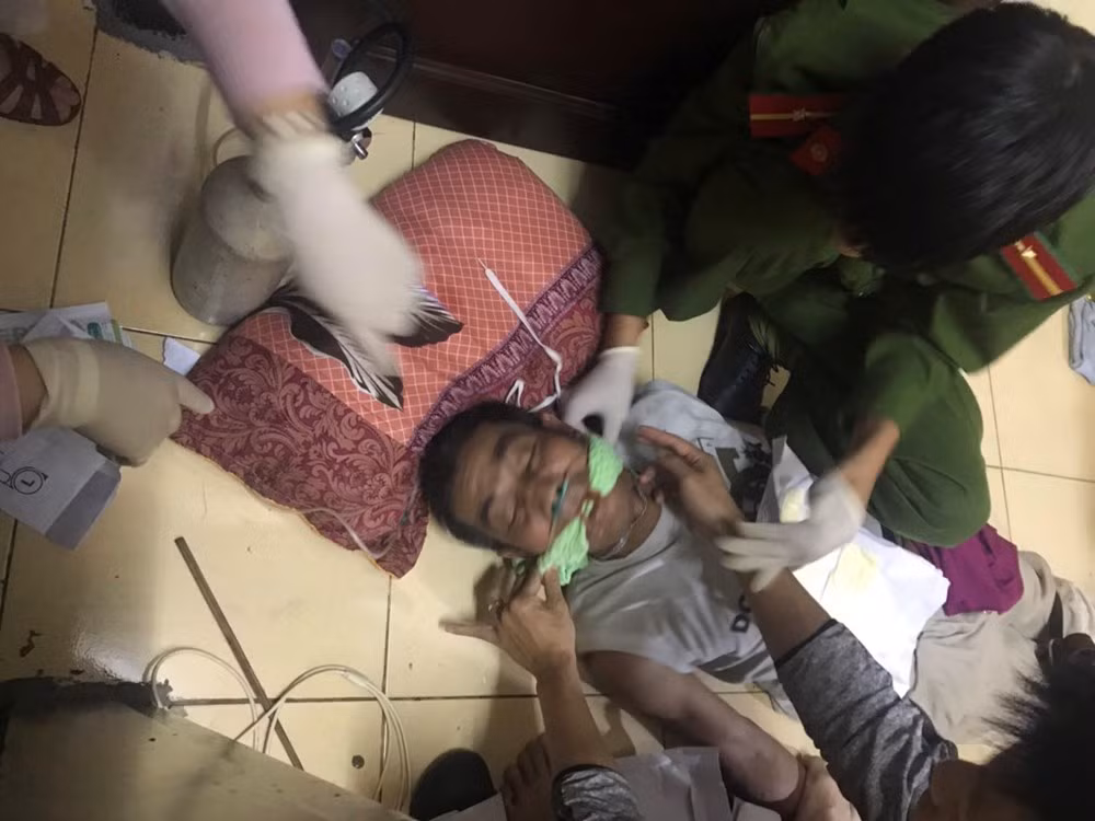 Quy ong 60 tuoi “ngao da” treo len lan can ho het, dinh treo co tu tu