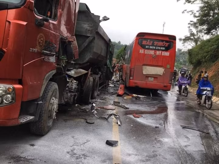 Xe khach nat dau khi va cham manh voi xe tai, 6 nguoi bi thuong-Hinh-2