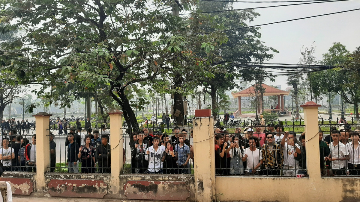 Ngay từ sáng sớm, rất đông bạn bè của Khá "bảnh" đến khu vực tòa án.