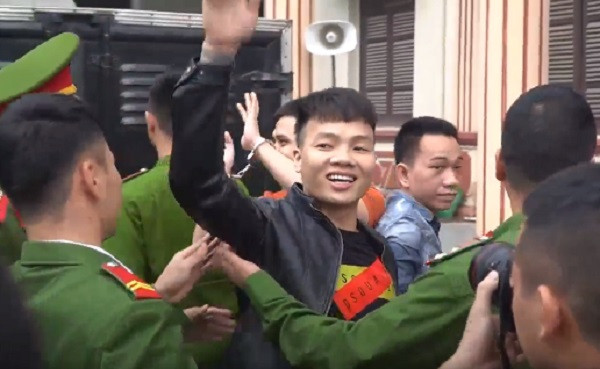 Để bảo vệ phiên tòa, quanh khu vực TAND thị xã Từ Sơn có khá nhiều cán bộ chiến sĩ công an.