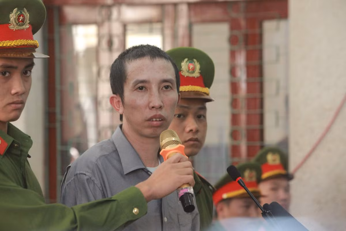 Trong vụ án này, Thu là người tìm mua 2 bánh heroin về bán cho Công. Còn Hiền là người đặt vấn đề và trực tiếp giao dịch 2 bánh heroin với Công. Do đó, Viện kiểm sát cáo buộc Thu, Công và Hiền là người thực hiện hành vi phạm tội. Toán là người trông giữ số hàng cấm này cho vợ. Còn Hùng đã cùng Công nhưng không trực tiếp giao dịch ma túy nên Toán và Hùng là người giúp sức tích cực. Do vậy, Viện kiểm sát đề nghị mức án trên với các bị cáo. 