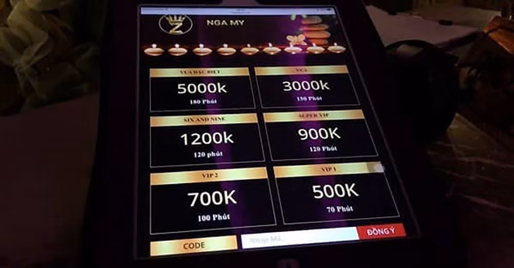 Bước đầu cơ quan công an xác định, cơ sở massage Nga My có nhiều giá vé phục vụ khách. Mức vé thấp nhất là 500 ngàn đồng và mức giá cao nhất là vé vua, với 5 triệu đồng/lượt. Khi nữ nhân viên kích dục, khách sẽ phải bo, với mức thấp nhất là bằng giá vé. Ảnh: VNN.