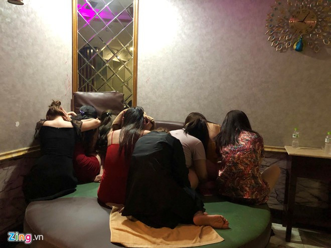 Cùng ngày, đoàn công tác ập vào cơ sở Phúc Lộc Thọ trên đường Sư Vạn Hạnh (phường 9, quận 5), phát hiện 3 nữ tiếp viên đang khỏa thân, kích dục cho 3 khách nam ở các phòng khác nhau. Các nhân viên khai mỗi lượt kích dục có giá 700.000 đồng. Ảnh: Zing.