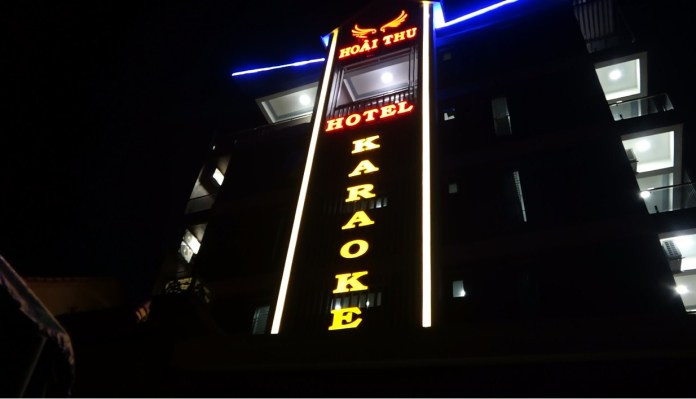 Đúng như các đại biểu đã nói, thời gian qua lực lượng công an các tỉnh thành đã liên tục đột nhập và bắt tại trận các cơ sở spa, masage, karaoke, quán bar, khách sạn kinh doanh mại dâm trái phép, trá hình như việc mới đây, Công an tỉnh Quảng Bình triệt xóa thành công tụ điểm nhức nhối về hoạt động mua bán dâm trên địa bàn huyện Bố Trạch. Số đối tượng liên quan trong vụ việc tại 2 cơ sở kinh doanh dịch vụ có điều kiện này được cơ quan điều tra tiến hành làm rõ lên đến trên 50 người.