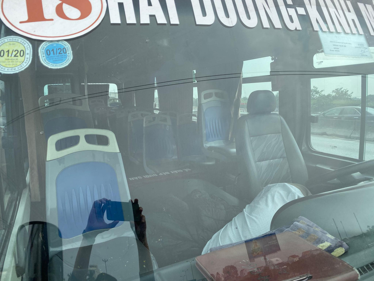 Tại hiện trường tài xế Nguyễn Đức Phú nằm gục trong ca bin, cạnh đó là một bãi nôn và được xác định đã tử vong trước đó.