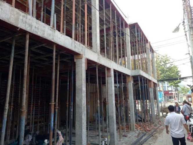 Pha nha ve sinh 1,6 ty xay moi “y het” o Binh Duong vi cong trinh vat lieu “dom”, vua xai da hu?-Hinh-2