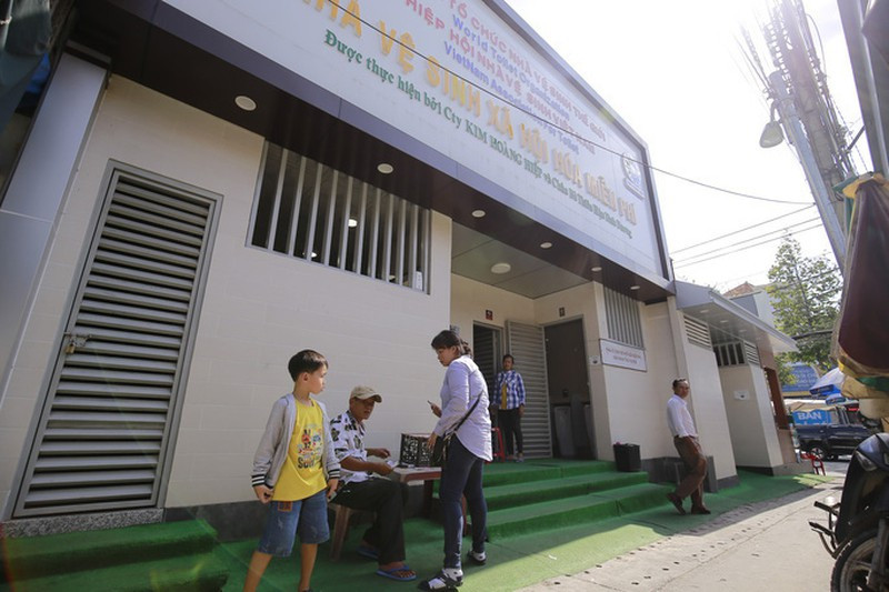 Pha nha ve sinh 1,6 ty xay moi “y het” o Binh Duong vi cong trinh vat lieu “dom”, vua xai da hu?