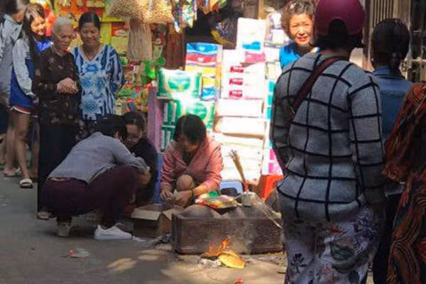 Nu sinh o Ha Noi sinh con bo thung rac: Lam lo hay buong tha?