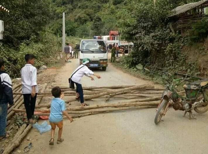 Su that CSGT bi dan chan duong doi xe... “nong” du luan Son La-Hinh-2