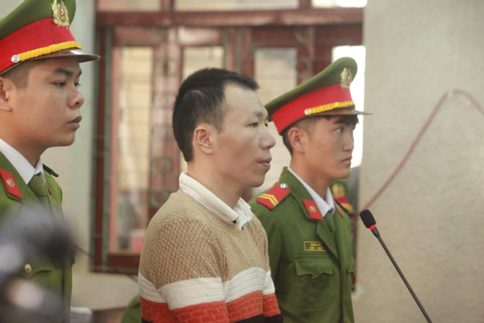 Cuối tháng 5/2017, Công rủ Lường Văn Hùng đến nhà Thu lấy ma túy đi giao cho Hiền. Khi đến nơi, Công và Hùng mua một gói ma túy của chủ nhà để sử dụng trước. Sau đó, họ lấy 2 bánh heroin giao cho Hiền. Hôm đó, bà Hiền đưa trước cho Công 290 triệu đồng, còn nợ 30 triệu, hứa trả sau. Ngoài phi vụ trên, Công khai khoảng tháng 1-2 anh ta nhiều lần mua ma túy của người nghiện ở địa phương để bán lại cho Phạm Văn Nhiệm. 