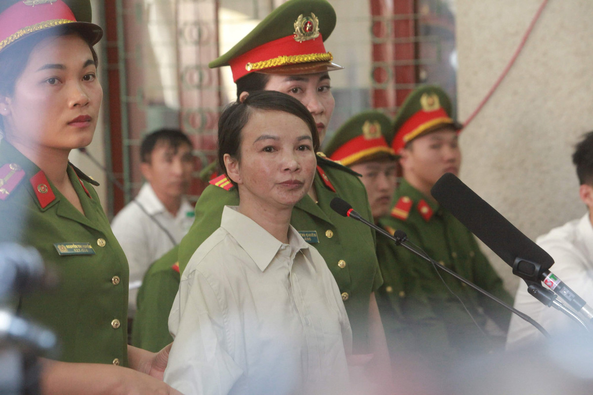 Theo đó, Viện kiểm sát đề nghị xử phạt mức án 20 năm tù với bị cáo Trần Thị Hiền. Cùng chung mức án này còn có bị cáo Bùi Văn Công và Lường Văn Hùng. Bị cáo Vì Thị Thu bị đề nghị mức án tù chung thân. Trong khi đó, bị cáo Vì Văn Toán bị đề nghị xử phạt 20 năm tù về tội Mua bán trái phép chất ma túy và 7 – 8 năm tội Chứa chấp việc sử dụng trái phép chất ma túy. Tổng hợp hình phạt bị cáo Toán phải chấp hành cho cả hai tội danh từ 27 – 28 năm tù.