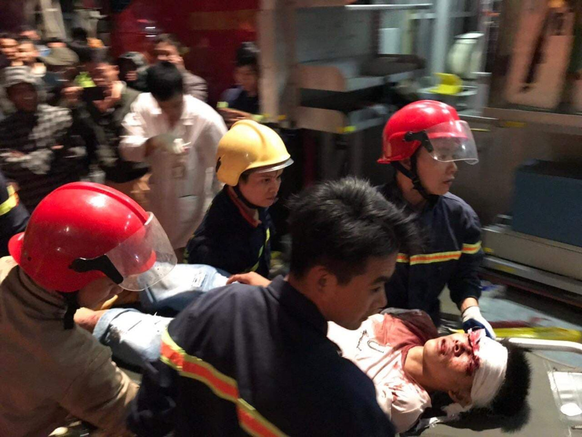 Nguyên nhân vụ xe khách va chạm xe tải khiến nạn nhân bị mắc kẹt đang được lực lượng CSGT phối hợp với các đơn vị liên quan điều tra làm rõ... Mời độc giả xem clip 70% nguyên nhân tai nạn giao thông do rượu, bia - Nguồn VTC Now: