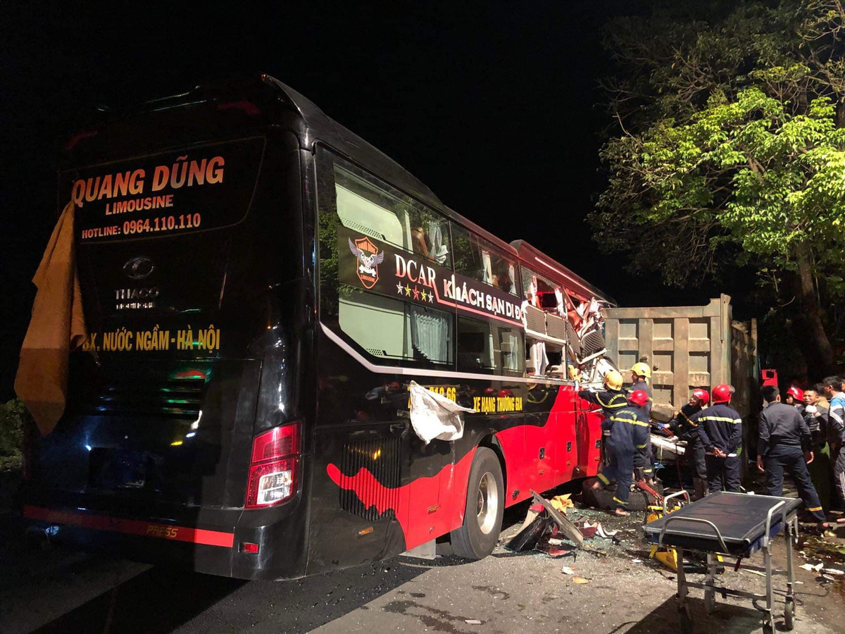 Thông tin ban đầu vụ xe khách va chạm xe tải ở Thanh Hóa, vào khoảng 2h50 sáng 19/11, xe khách mang biển kiểm soát 75B-018.66 do Nguyễn Thành Chung (thường trú tại khu 4, TP Đông Hà, tỉnh Quảng Trị) điều khiển di chuyển trên quốc lộ 1A, khi đi đến địa phận phường Bắc Sơn, thị xã Bỉm Sơn (Thanh Hóa) thì va chạm với xe tải. 