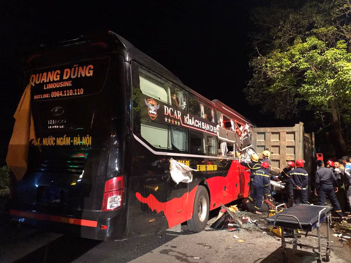 Thông tin ban đầu vụ xe khách va chạm xe tải ở Thanh Hóa, vào khoảng 2h50 sáng 19/11, xe khách mang biển kiểm soát 75B-018.66 do Nguyễn Thành Chung (thường trú tại khu 4, TP Đông Hà, tỉnh Quảng Trị) điều khiển di chuyển trên quốc lộ 1A, khi đi đến địa phận phường Bắc Sơn, thị xã Bỉm Sơn (Thanh Hóa) thì va chạm với xe tải. 