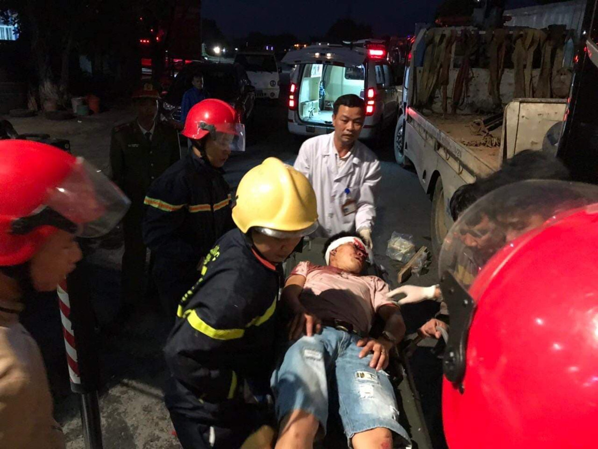 Cảnh sát cứu hỏa phối hợp đưa nạn nhân đi cấp cứu.