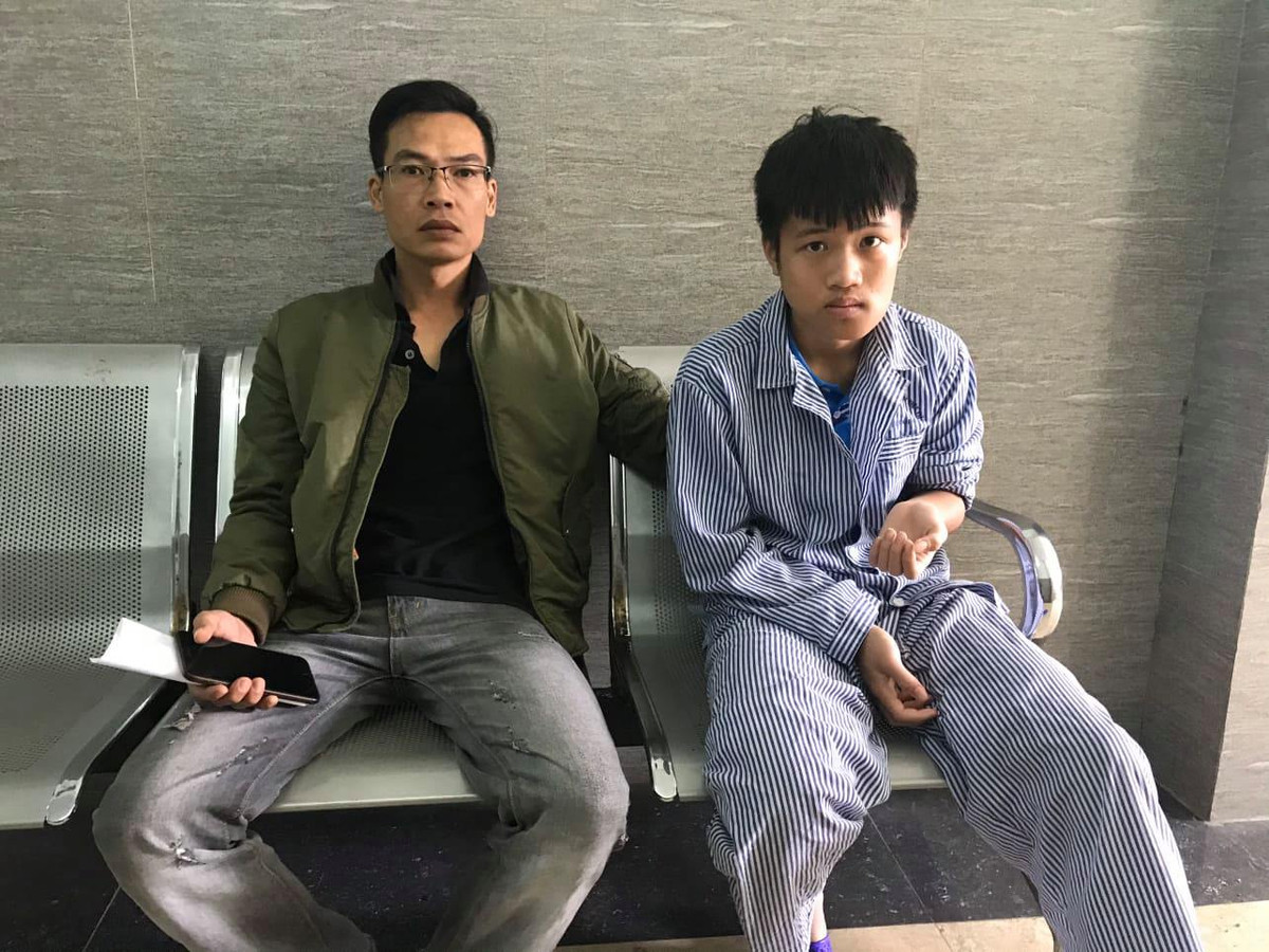 Hoc sinh lop 8 bi thay giao danh gay xuong ham: Cong an dang khan truong dieu tra