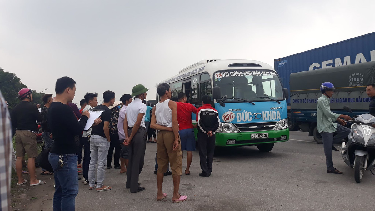 Hai Duong: Ta hoa phat hien tai xe xe buyt chet tren ghe lai-Hinh-2