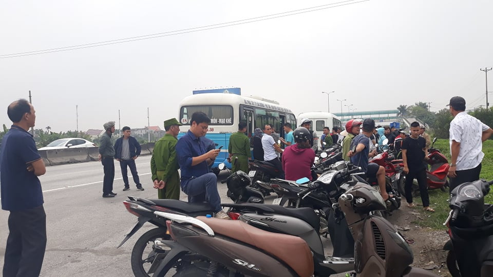 Trước khi xảy ra sự việc trên, tài xế Phú lái xe 34B-024.30 (không có hành khách) từ nhà ở xã Lai Khê (huyện Kim Thành) theo quốc lộ 5 lên bến xe phía tây, phường Thanh Bình (TP Hải Dương) để đón khách đi Mạo Khê (Quảng Ninh).