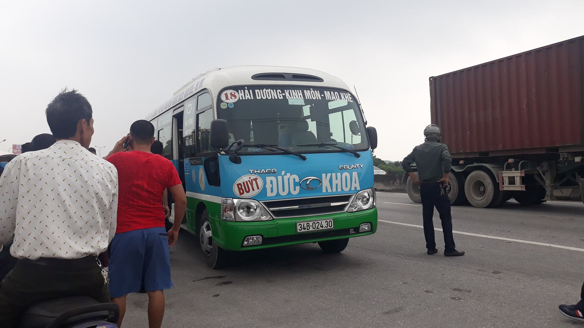 Người dân bàng hoàng khi phát hiện nam tài xế gục chết ngay ven Quốc lộ 5.