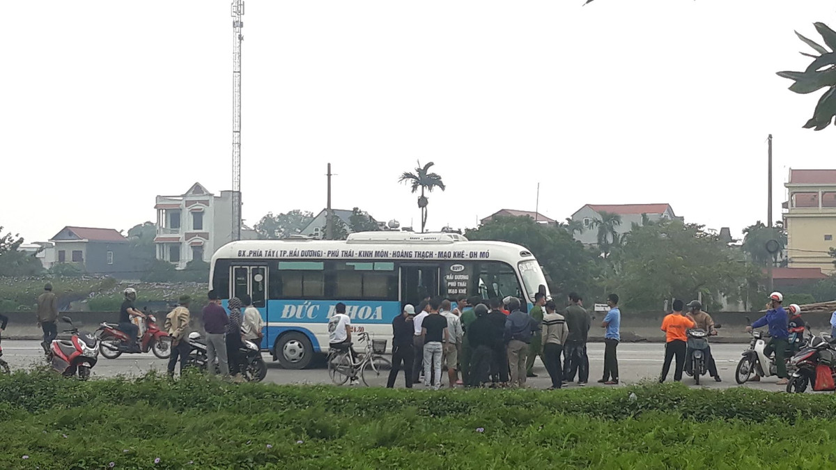 Khoảng 7h, khi đến đoạn khu công nghiệp Nam Sách (TP Hải Dương) thì xe tắt máy, đỗ sát lề quốc lộ 5 chiều Hải Phòng - Hà Nội. Phát hiện chiếc xe đỗ lâu có dấu hiệu bất thường nên người dân đã kiểm tra xe và phát hiện tài xế gục trên ghế lái. 