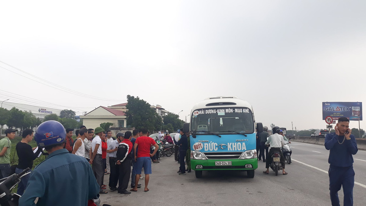 Vị trị chiếc xe nằm ngay ven Quốc lộ 5, cách khu vực trạm kiểm soát trọng tải không xa.