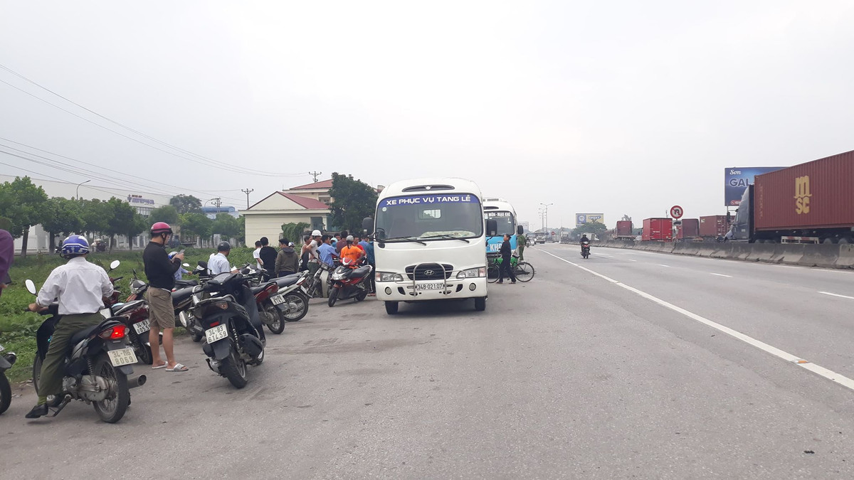 Hiện các cơ quan chức năng đang tiến hành khám nghiệm hiện trường, khám nghiệm tử thi, điều tra làm rõ nguyên nhân vụ việc trên. 