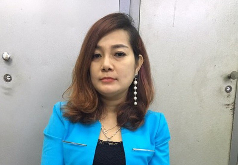 Ngày 24/8, trinh sát Công an quận 12 ập vào kiểm tra bất ngờ khách sạn Hương Biển nằm trên đường Hà Huy Giáp, KP3, phường Thạnh Lộc. Thời điểm kiểm tra, công an phát hiện có 2 cô gái đang bán dâm cho 2 khách nam. Qua làm việc, 2 cô gái khai là nhân viên của quán karaoke Galaxy và được Hường (quản lý của quán) điều tới khách sạn trên để bán dâm cho khách với giá là 1,5 triệu đồng/người. Nữ quán lý quán karaoke bị công an triệu tập. Theo đó, cô này khai làm quản lý kiêm “má mì” môi giới bán dâm cho các nhân viên của quán karaoke Galaxy.