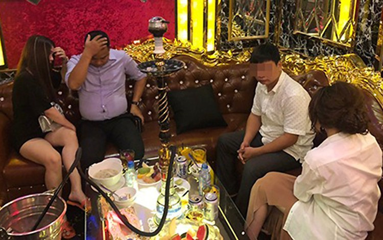 Rạng sáng 14/9, tổ trinh sát,Công an quận 1, TP HCM ập vào khách sạn trên đường Đề Thám, phường Phạm Ngũ Lão, bắt quả tang 2 đôi nam nữ mua bán dâm. Các cô gái nhận là tiếp viên quán K Night, được quản lý Nguyễn Thuỵ Hoàng Hạnh (30 tuổi) điều đi tiếp khách với giá 4 triệu đồng một lần. Ảnh: VNE