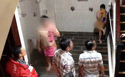 Tại các phòng khác trong spa, nhiều người đàn ông tìm cách trốn tránh vào khu vực tối nhưng đã bị giữ lại để làm việc. Bước đầu, các đối tượng khai nhận mua vé vào spa là 450 ngàn đồng để sử dụng dịch vụ như: xông hơi, tắm bồn và được các nhân viên nam tại đây bấm huyệt, massage. Qua làm việc, cả 2 thanh niên bị bắt khi đang “mây mưa” khai nhận, cả 2 tự thoả thuận vui vẻ với giá là 2 triệu đồng.