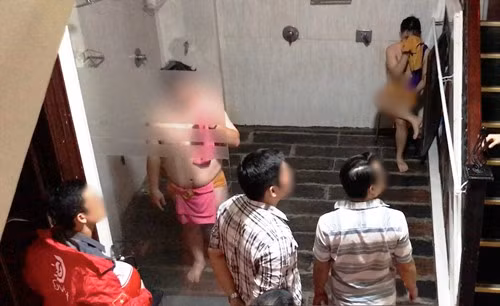 Tại các phòng khác trong spa, nhiều người đàn ông tìm cách trốn tránh vào khu vực tối nhưng đã bị giữ lại để làm việc. Bước đầu, các đối tượng khai nhận mua vé vào spa là 450 ngàn đồng để sử dụng dịch vụ như: xông hơi, tắm bồn và được các nhân viên nam tại đây bấm huyệt, massage. Qua làm việc, cả 2 thanh niên bị bắt khi đang “mây mưa” khai nhận, cả 2 tự thoả thuận vui vẻ với giá là 2 triệu đồng.